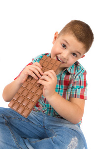 男孩吃巧克力