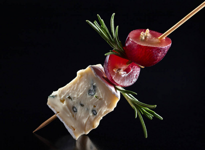 蓝纹奶酪用葡萄和迷迭香