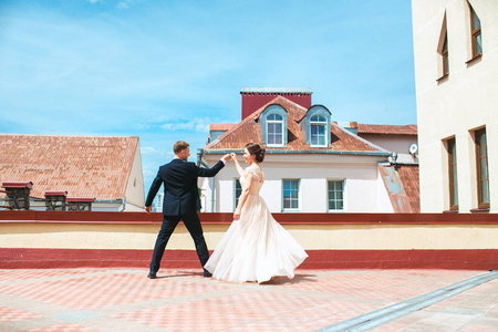 第一次婚礼 dance.wedding 夫妇共舞在屋顶上
