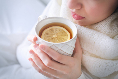 年轻的病女人喝的茶