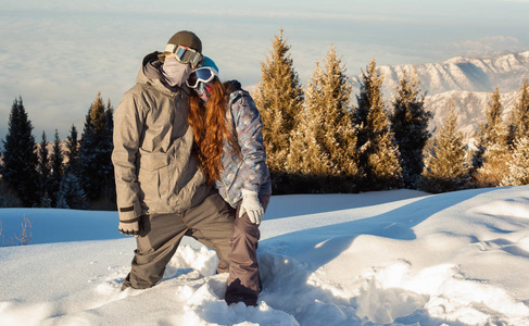 在群山的地方的情侣滑雪者