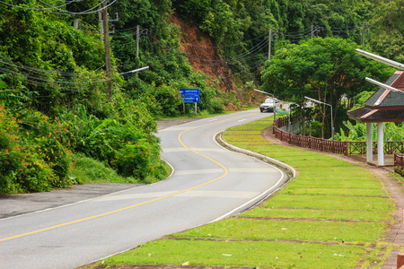 美丽的乡村道路旁边的海滩，从Khaokhad的观点来看阿隆德普吉岛。 从这个角度来看，游客可以欣赏到查龙湾180度的景色。 这个