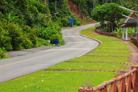 美丽的乡村道路旁边的海滩，从Khaokhad的观点来看阿隆德普吉岛。 从这个角度来看，游客可以欣赏到查龙湾180度的景色。 这个