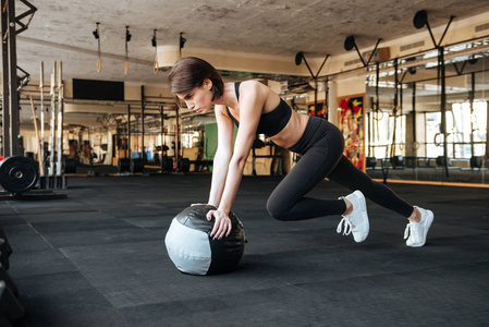 女运动员与球在健身房锻炼
