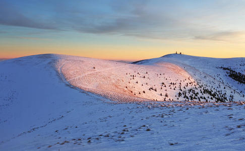 日落时的冬季山脉景观斯洛伐克法特拉