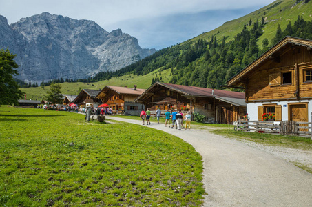 在 Karwendel 高山公园的乡间别墅。娱乐。奥地利