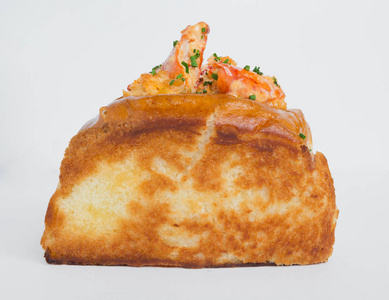 一种奶酪对虾海鲜和番茄面包三明治，在白色背景下分离出来