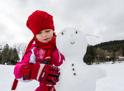 小女孩做雪人冬季的一天