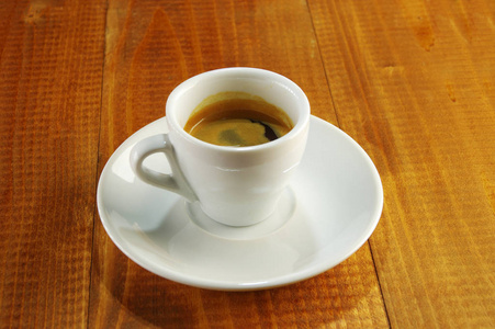 一杯香咖啡在粗木板上