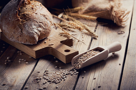 仿古木制杂粮新鲜脆皮面包和小麦耳