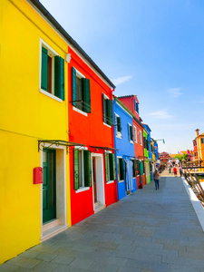 在意大利威尼斯泻湖的一个岛上，博拉诺五颜六色的旧房子。