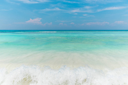 热带海滩海砂的天空和夏季的一天