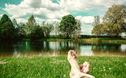 腿和脚放松在宁静的淡水池塘