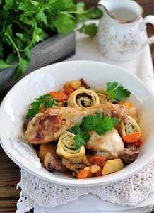 鸡炖蔬菜 土豆 胡萝卜 蘑菇 洋葱和莳萝和绿洋葱卷