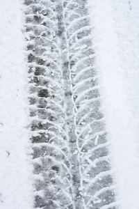 轮迹的冬季道路上覆盖着雪