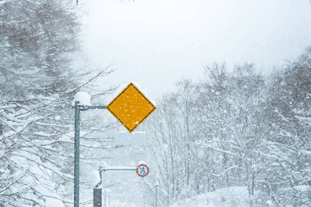 在雪中的交通标志