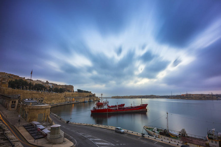瓦莱塔，马耳他美丽的清晨和上午在古老的城墙，瓦莱塔滨水区用船和漂亮的蓝云灯