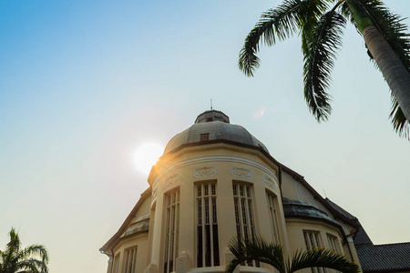 美丽的风景和建筑带有太阳光的法拉拉姆查齐尼韦特宫殿王班培前国王拉玛5宫，泰国的主要公共旅游景点之一