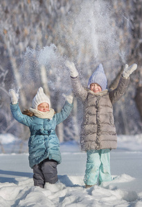 两个小姐妹打和呕吐在冬天的雪