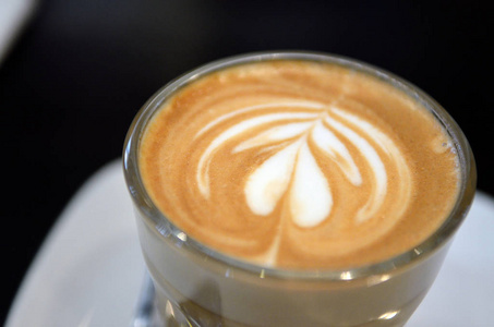 一杯咖啡，白色杯的心模式