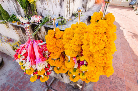 花花环祭祀神圣的佛教信仰