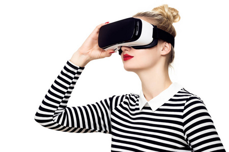 有魅力的女人戴上虚拟现实眼镜。Vr 耳机。虚拟现实在白色背景上的概念