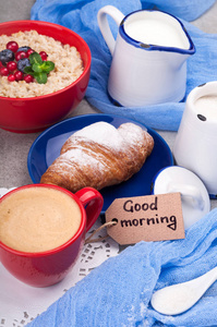传统的早餐麦片粥 牛角面包 酸奶和咖啡杯