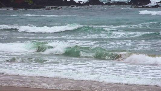 海洋波浪在海岸附近