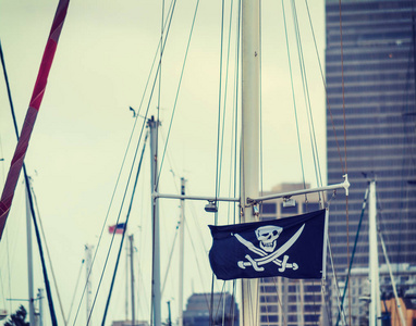 包围桅杆的海盗旗