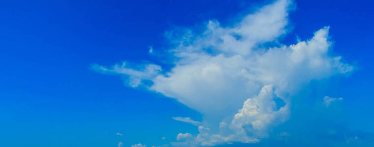 晴空万里白云..万里无云的天空。蓝天上一片云彩遮住了白天荒凉的空气。