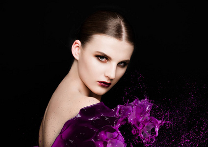 紫色油漆溅在美容化妆女模特