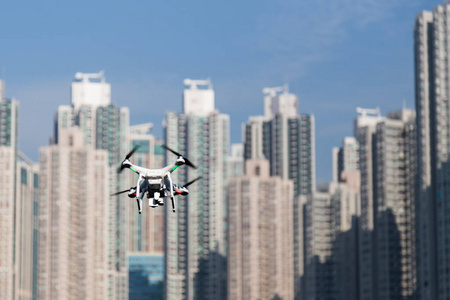 无人机在城市景观做监视空中拍照