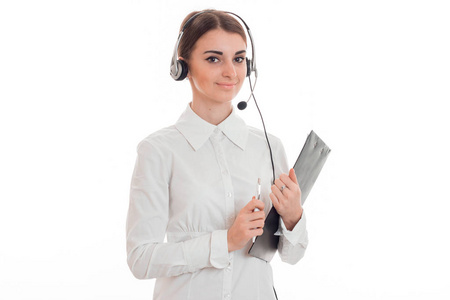 耳机和麦克风孤立在白色背景上的美丽年轻的黑发呼叫中心办公室工人女人