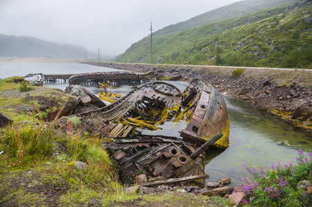 这艘古老的木船被淹没在巴伦支海俄罗斯的水中。