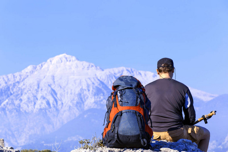 在夏天在晴朗的一天在山里徒步旅行