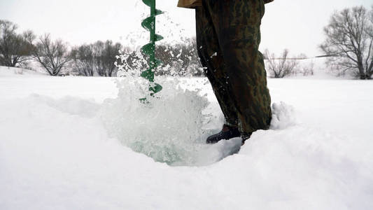 渔夫捕到一条鱼在冰上钓鱼