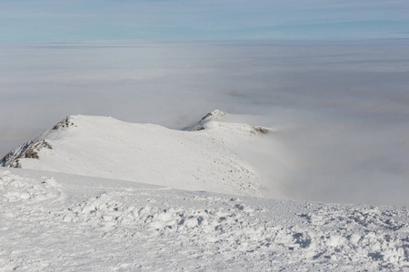 高雪山和云。从这座山的山顶