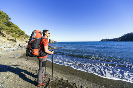 带着一个背包和帐篷在山里徒步旅行