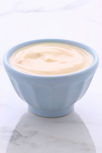 美味营养和健康的新鲜桃子酸奶在老式卡拉拉大理石设置。