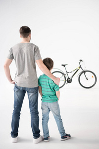 父亲和儿子用自行车