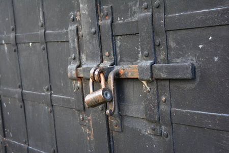 旧房子的金属门挂锁，铁制的