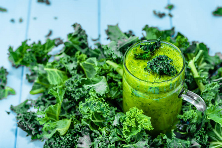罐子里的绿色蔬菜，健康饮食，素食主义者的饮食概念思慕雪