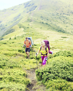 夏季徒步旅行。夏天带着背包和帐篷山中徒步旅行