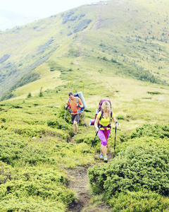 夏季徒步旅行。夏天带着背包和帐篷山中徒步旅行