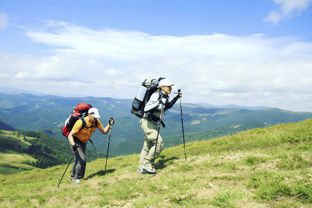 夏季徒步旅行。夏天带着背包和帐篷山中徒步旅行