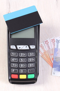 付款终端与非接触式信用卡和货币欧元，无现金支付购物或产品