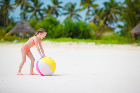 可爱的小女孩玩球，在海滩上，孩子们在户外夏季运动