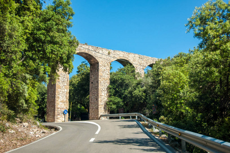 渡槽的马略卡岛，西班牙山区道路上