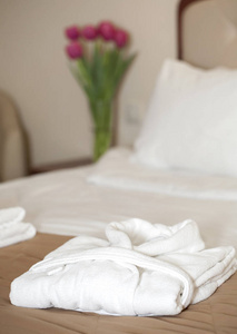 在床上的白色浴袍
