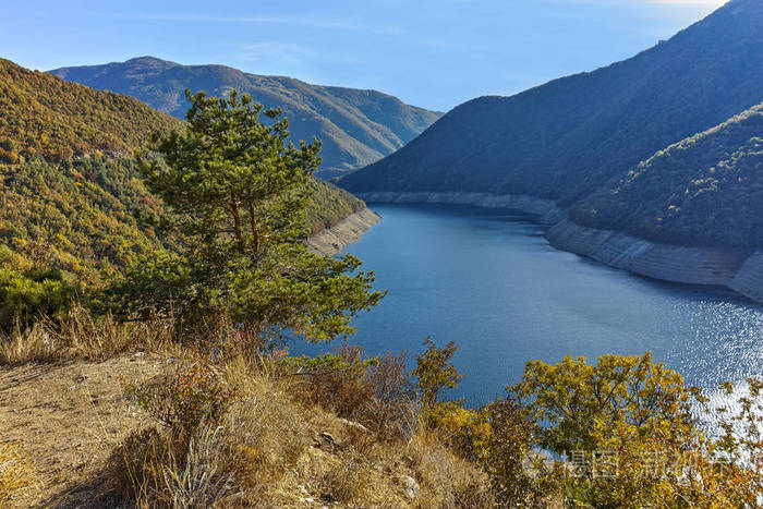 秋季景观的罗多彼山脉山瓦(antonivanovtsy 水库周围的森林